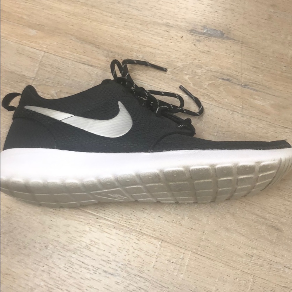 Roshe runs for sale size 8.5